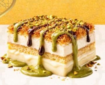 The viral Salangatia split. Half pistachio cream, half pure chocolate bliss. 🟢🟤